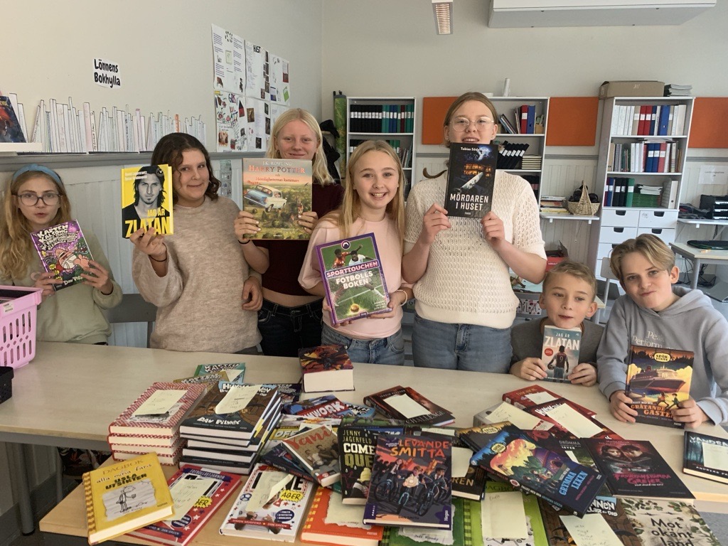 Nya böcker till biblioteket bild