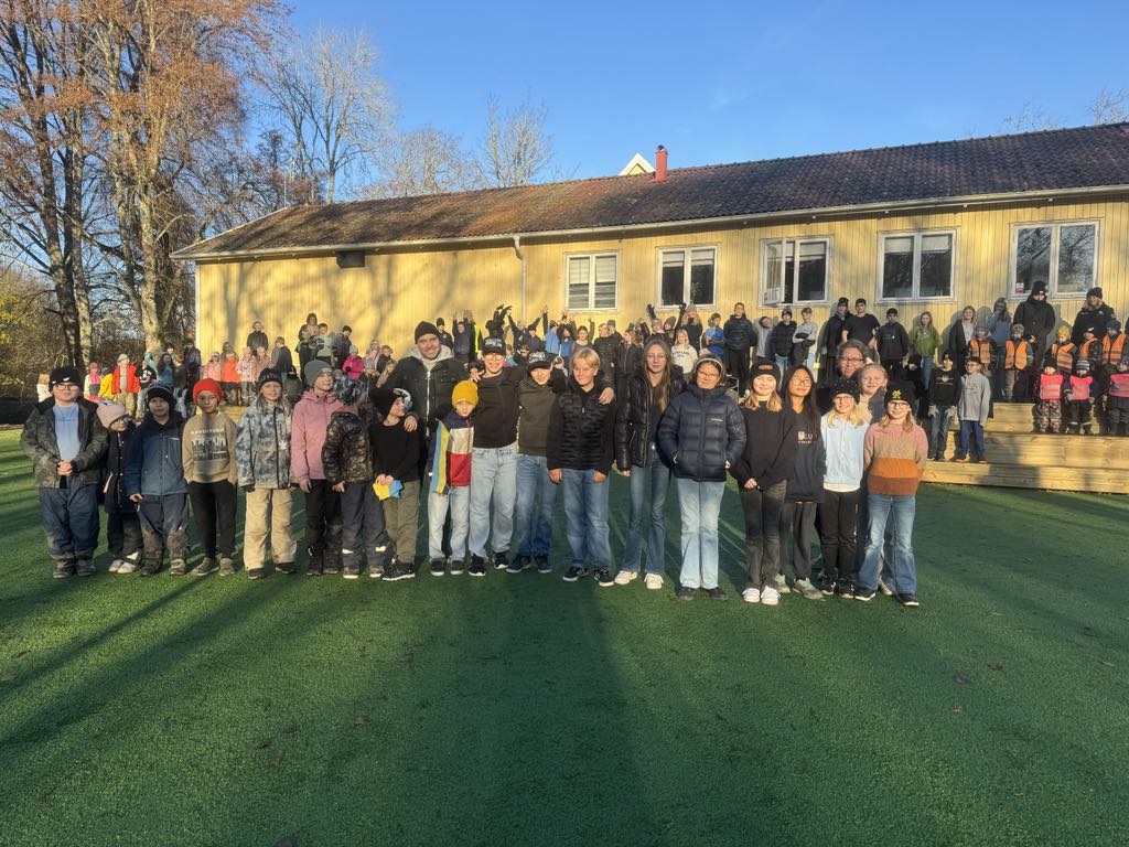 Nu är fotbollsplan invigd! bild