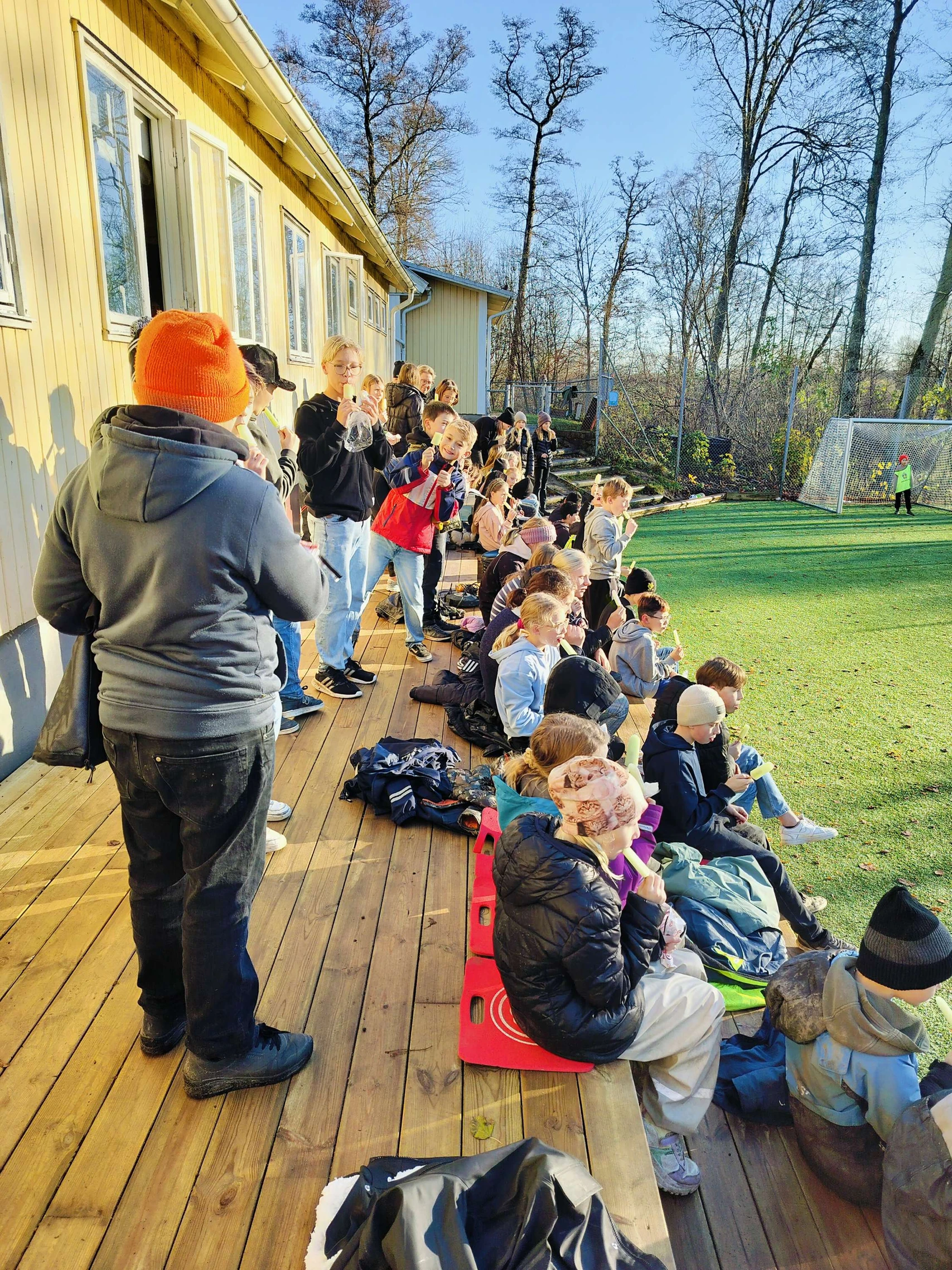 Nu är fotbollsplan invigd! bild