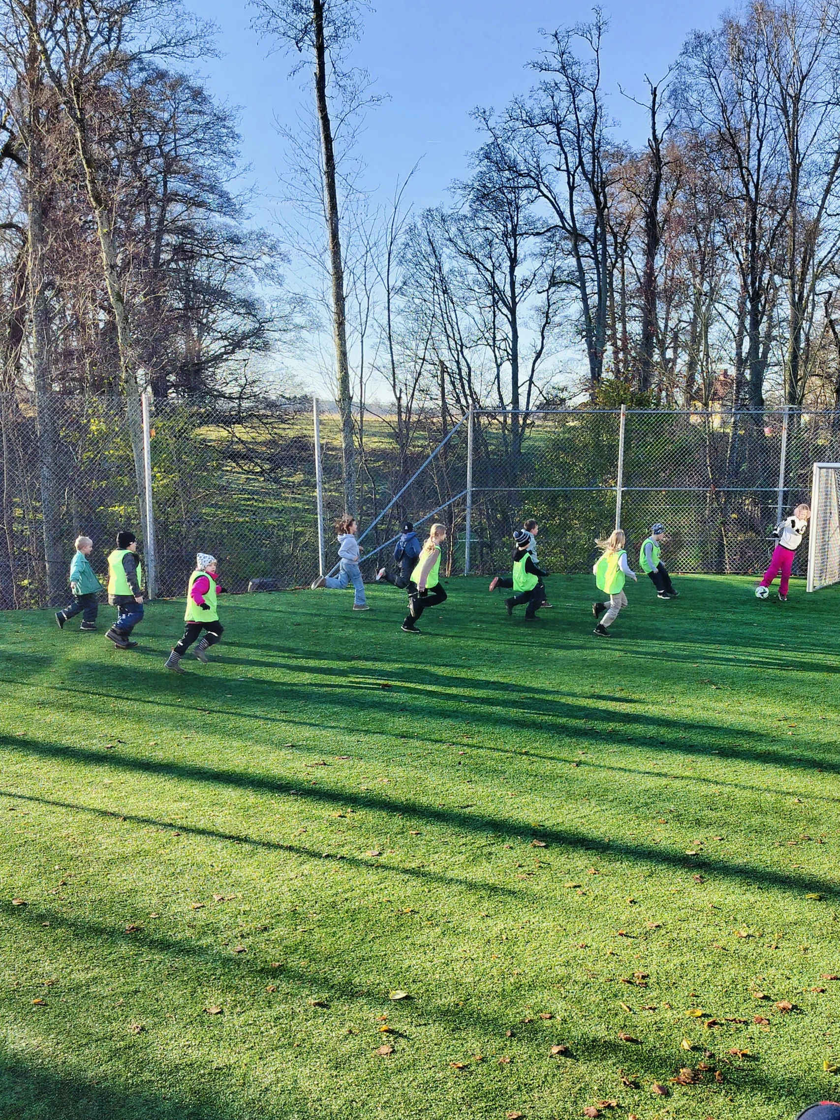 Nu är fotbollsplan invigd! bild